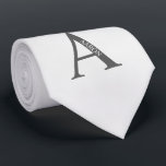 Monogramme personnalisé et Cravate de nom<br><div class="desc">Monogramme personnalisé et cadeau de nom caractéristiques monogramme personnalisé et nom dans le style de police serif classique. Parfait comme cadeaux de fête des pères pour papa,  cadeaux pour les groomsmen et pour toute occasion spéciale.</div>