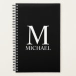 Monogramme personnalisé et planificateur de noms<br><div class="desc">Monogramme personnalisé et cadeau de nom caractéristiques monogramme personnalisé et nom en blanc classique style de police serif sur arrière - plan noir. Parfait comme cadeau de vacances,  cadeau de fête des pères pour papa et cadeau pour toutes les occasions spéciales.</div>