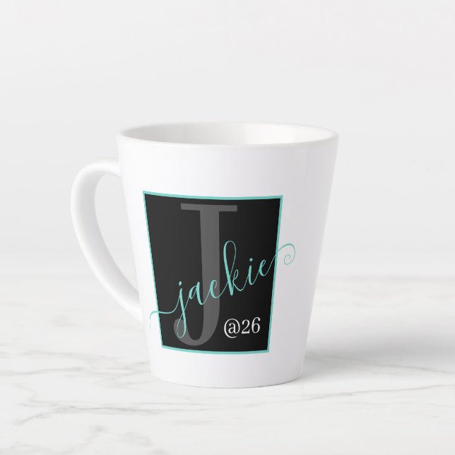 Monogramme personnalisé Nom du script Latte Mug  (Angle gauche)