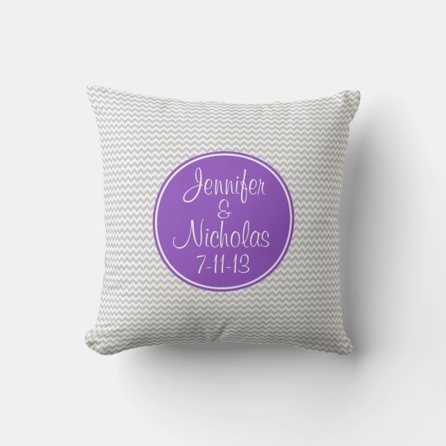 Monogramme pourpre avec le coussin gris de Chevron (Recto)
