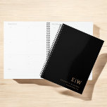 Monogramme professionnel noir et or initial<br><div class="desc">Restez organisé en style avec ce Professional Black and Gold Monogram Initial Planner. Doté d'une couverture noire élégante et d'un monogramme en faux or audacieux, ce planificateur allie élégance et fonctionnalité quotidienne. Que ce soit pour planifier des réunions, suivre des objectifs ou gérer des tâches, ce planificateur personnalisable est parfait...</div>