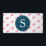 Monogramme rose Flamant rose mou<br><div class="desc">Éclairez votre espace de travail avec ce tapis de bureau personnalisable, avec un motif fantaisiste de flamants roses aquarelles et votre choix d'un mignon monogramme ou logo d'entreprise en blanc sur un arrière - plan bleu marine. À la fois élégant et pratique, c’est l’ajout parfait à votre décor de bureau...</div>