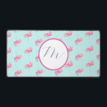 Monogramme rose Flamant rose mou<br><div class="desc">Éclairez votre espace de travail avec ce joli tapis de bureau rose, avec un motif animé de flamants aquarelles sur un arrière - plan turquoise. Conçu à la fois pour le style et la fonction, ce tapis de bureau personnalisable vous permet d'ajouter votre monogramme ou logo, parfait pour personnaliser votre...</div>