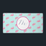Monogramme rose Flamant rose mou<br><div class="desc">Éclairez votre espace de travail avec ce joli tapis de bureau rose, avec un motif animé de flamants aquarelles sur un arrière - plan turquoise. Conçu à la fois pour le style et la fonction, ce tapis de bureau personnalisable vous permet d'ajouter votre monogramme ou logo, parfait pour personnaliser votre...</div>
