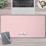 Monogramme rose pâle<br><div class="desc">Nom Initial Personnalisé Monogram Desk Mat. Ajoutez une touche personnelle et élégante à votre espace de travail avec ce tapis de bureau personnalisé, parfait comme un accessoire de bureau ou un tapis de souris surdimensionné. Le design est composé d'un arrière - plan rose pâle et doux avec un nom de...</div>
