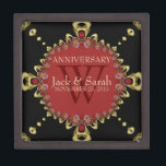 Monogramme Rouge Noir Décor Anniversaire boîte cad<br><div class="desc">Boîte cadeau avec couvercle magnétisé pour conservation personnalisable en dentelle numérique design, avec couleurs noir rouge et or. Personnalisez le monogramme avec l'initiale et le nom - ou changez-le en n'importe quel texte et mise en page que vous voulez. Fait un merveilleux cadeau - remplissez la boîte de bijoux, potpourri,...</div>
