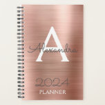 Monogramme scintillant rose doré 2024<br><div class="desc">Monogramme métallisé rose doré - rose poudré scintillant 2024 et cahier de planification à spirale avec nom et initiale. C'est le cadeau idéal pour un anniversaire des 16 ans, un mariage, une douche de mariée, un anniversaire de mariage, une baby shower ou une soirée d'enterrement de vie de jeune fille...</div>