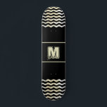 Monogramme Skateboard avec Vagues sur Noir<br><div class="desc">Ce skateboard personnalisable est livré avec un monogramme et des ondes numériques abstraites de chaque côté. La police,  la taille et la couleur du monogramme peuvent être modifiées. L'arrière - plan est noir mais vous pouvez le changer aussi. Planche à roulettes à l'air moderne.</div>