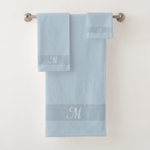 Monogramme sur serviettes de bain teintes bleu mer