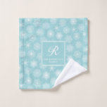 Monogramme Turquoise Flammes de neige Bleues Hiver<br><div class="desc">Décor de salle de bain personnalisée pour les vacances d'hiver avec un élégant motif de flocons de neige en bleu et blanc aqua turquoise.</div>