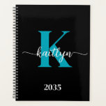 Monogramme Turquoise noir<br><div class="desc">Ce planificateur simple et élégant noir 8, 5 x 11 avec votre prénom dans une police de script tendance en blanc et votre première initiale dans une police casquette moderne en turquoise est parfait pour vous. C'est design, tendance et pourtant très classique. Il facilitera la tenue des rendez-vous, des réunions,...</div>