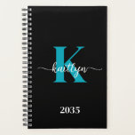 Monogramme Turquoise noir<br><div class="desc">Ce simple et élégant programmateur noir 5, 5 x 8, 5 mou avec votre prénom dans une police de script tendance en blanc et votre première initiale dans une police casquette moderne en turquoise est parfait pour vous. C'est design, tendance et pourtant très classique. Il facilitera la tenue des rendez-vous,...</div>