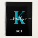 Monogramme Turquoise noir moderne<br><div class="desc">Ce simple, élégant noir 8, 5 x 11 soft planner avec votre prénom dans une police de script tendance en blanc tapé sur votre première initiale dans une police casquette moderne en turquoise est parfait pour vous. C'est design, tendance et pourtant très classique. Il facilitera la tenue des rendez-vous, des...</div>