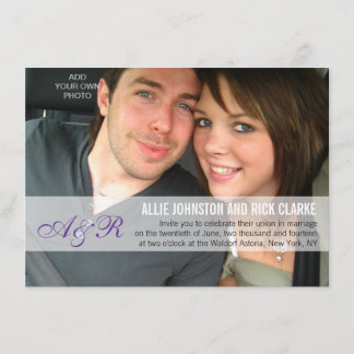 Monogrammes violets modernes Invitations de mariag