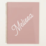 Monographie de script, rose vif moderne<br><div class="desc">La grande typographie de script fait une déclaration audacieuse contre l'arrière - plan rose vif. Simple mais élégant,  c'est un cadeau personnel qu'ils aimeront pour l'anniversaire,  Noël,  le retour à l'école,  la fête des mères et plus encore.</div>