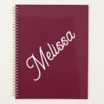 Monographie de script, rouge moderne<br><div class="desc">La typographie de gros script fait une déclaration audacieuse contre l'arrière - plan rouge marron. Simple mais élégant,  c'est un cadeau personnel qu'ils aimeront pour l'anniversaire,  Noël,  de retour à l'école et plus encore.</div>