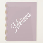 Monographie de script, violet moderne<br><div class="desc">La typographie de gros caractères fait une déclaration audacieuse contre l'arrière - plan mauve violet. Simple mais élégant,  c'est un cadeau personnel qu'ils aimeront pour l'anniversaire,  Noël,  de retour à l'école et plus encore.</div>