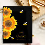 Monographie de tournesol abeilles mignonnes noir<br><div class="desc">Une couleur arrière - plan noire chic. Décoré de grands tournesols aquarellés et de 3 abeilles jolies et souriantes. Personnalisez et ajoutez un nom, une année et un titre. Le nom est écrit en noir avec un grand script de style à la main moderne. Parfait pour l'école, le travail ou...</div>