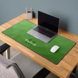 Monographie du Motif à maille géométrique vert fon<br><div class="desc">Monogramme Personnalisez avec votre initiale et votre nom personnalisés. Tapis de bureau cool unique pour son bureau,  sa chambre,  son travail,  sa grotte,  sa salle de jeux.. Motif de maillage géométrique dégradé vert. Design moderne subtil Elégant et cool Triangle dégradé de maillage géométrique.</div>