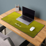 Monographie du Motif de maillage géométrique jaune<br><div class="desc">Monogramme Personnalisez avec votre initiale et votre nom personnalisés. Tapis de bureau cool unique pour son bureau,  sa chambre,  son travail,  sa salle de jeux.. Motif géométrique Gradient Jaune. Design moderne subtil Elégant et cool Triangle dégradé géométrique maillé.</div>