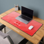 Monographie du Motif de maillage géométrique rouge<br><div class="desc">Monogramme Personnalisez avec votre initiale et votre nom personnalisés. Tapis de bureau cool unique pour son bureau,  sa chambre,  son travail,  sa salle de jeux.. Motif de maillage géométrique de dégradé rouge. Design moderne subtil Elégant et cool Triangle dégradé géométrique maillé.</div>