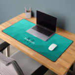 Monographie du Motif de maillage géométrique turqu<br><div class="desc">Monogramme Personnalisez avec votre initiale et votre nom personnalisés. Tapis de bureau cool unique pour son bureau,  sa chambre,  son travail,  sa grotte,  sa salle de jeux.. Motif de maillage géométrique bleu-vert turquoise turquoise Gradient. Design moderne subtil Elégant et cool Triangle dégradé de maillage géométrique.</div>