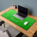 Monographie du Motif de maillage géométrique vert<br><div class="desc">Monogramme Personnalisez avec votre initiale et votre nom personnalisés. Tapis de bureau cool unique pour son bureau,  sa chambre,  son travail,  sa grotte,  sa salle de jeux.. Motif de maillage géométrique vert vif. Design moderne subtil Elégant et cool Triangle dégradé de maillage géométrique.</div>