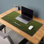 Monographie du motif de maillage géométrique vert<br><div class="desc">Monogramme Personnalisez avec votre initiale et votre nom personnalisés. Tapis de bureau cool unique pour son bureau, sa chambre, son travail, sa grotte, sa salle de jeux.. Militaire dégradé géométrique maillage motif triangles ombre. Huile verte d'olive foncée de l'armée pour équipement de soldat, camo. Il imite les paysages militaires naturels,...</div>