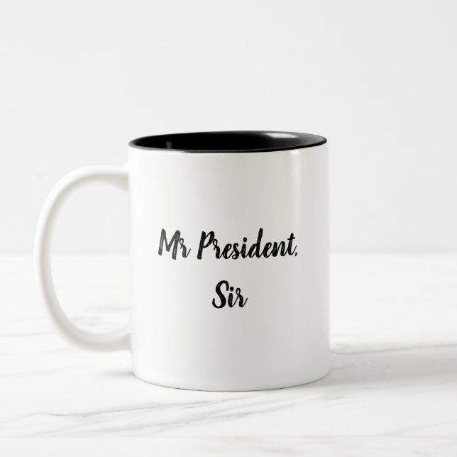 Monsieur le Président, Sir Coffee Mug (Gauche)