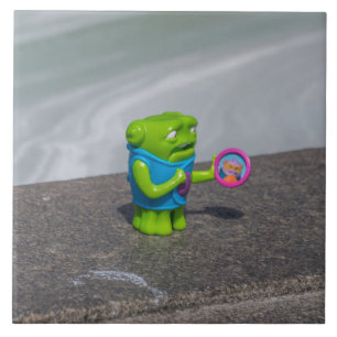 Monstre vert en plastique toiture vue carreaux en