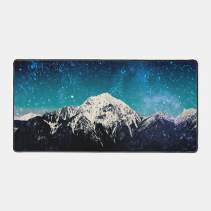 Montagne de galaxie rêvée au-dessus des nuages