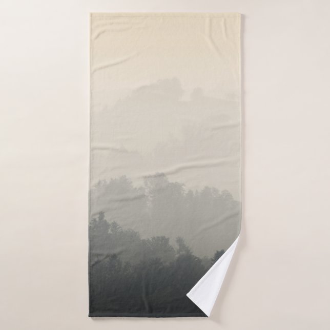 MONTAGNE ENTOURÉE D'ARBRES (Serviette de bain)