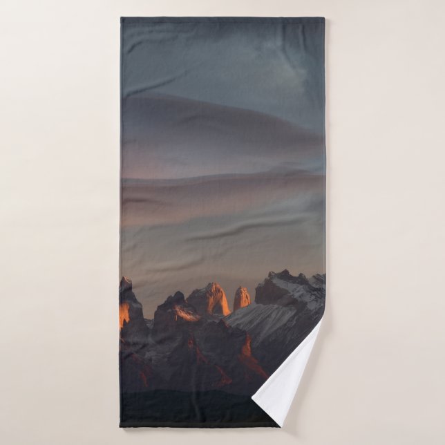 MONTAGNE ROCHEUSE SOUS NUAGES GRIS (Serviette de bain)