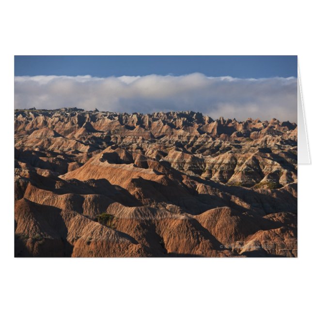 Montagnes dans le brouillard matinal (Devant horizontal)