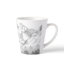 Montagnes esquissées au crayon sur un mug à latte