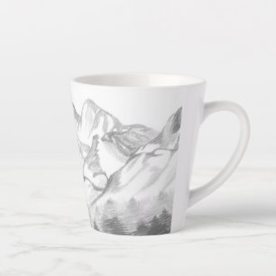 Montagnes esquissées au crayon sur un mug à latte