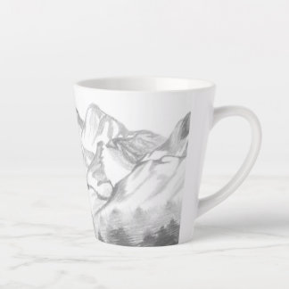 Montagnes esquissées au crayon sur un mug à latte