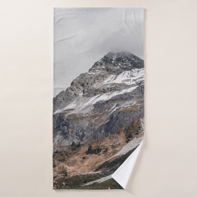 MONTAGNES GRIS AVEC NEIGE ENTOURÉE DE TR (Serviette de bain)