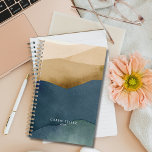 Montagnes modernes | Paysage en papier aquarelle<br><div class="desc">Restez organisé et inspiré avec notre planificateur personnalisable avec un design montagnard moderne avec de subtiles couches de papier aquarelle sur les couvertures avant et arrière. Personnalisez-le avec votre nom et l'année pour un planificateur qui est le vôtre. Avec un grand espace pour la planification, la prise de notes et...</div>