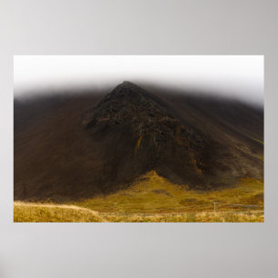 Monte volcanique noire et affiche des nuages bas