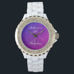 Montre 50 Et Fabuleux Anniversaire Rose violet Parties sc<br><div class="desc">Conçu avec un joli,  girly et beau arrière - plan de gloire violet rose et modèle de texte personnalisé pour le nom que vous pouvez modifier,  il est parfait pour les cadeaux de 50ème anniversaire ou les faveurs de fête!</div>