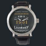 Montre 60e anniversaire personnalisé Né en 1961 Noir Vint<br><div class="desc">Une montre personnalisée unique pour cette personne d'anniversaire spéciale née en 1961 et ayant 60 ans. Ajoutez le nom à ce design vintage de style rétro noir, blanc et or pour un cadeau personnalisé de 60ème anniversaire. Modifiez facilement le nom et l'année avec le modèle fourni. Un merveilleux cadeau d'anniversaire...</div>