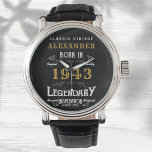 Montre 80e anniversaire personnalisé Né en 1943 Noir Vint<br><div class="desc">Une montre personnalisée unique pour cette personne d'anniversaire spéciale née en 1943 et ayant 80 ans. Ajoutez le nom à ce design vintage de style rétro noir, blanc et or pour un cadeau personnalisé de 80ème anniversaire. Modifiez facilement le nom et l'année avec le modèle fourni. Un merveilleux cadeau d'anniversaire...</div>