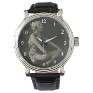 Montre Aimez une pauvre femme de ménage assise Jambes cro