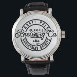 Montre Amusant North Ple Brewing Co<br><div class="desc">Est-ce que votre être aimé aime la bière ? Un cadeau unique à porter pendant les noël. Le design comprend un timbre comme logo,  personnalisation avec nom,  année Est et 2 lignes de texte.</div>