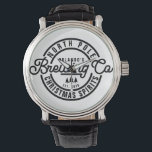 Montre Amusant North Ple Brewing Co<br><div class="desc">Est-ce que votre être aimé aime la bière ? Un cadeau unique à porter pendant les noël. Le design comprend un timbre comme logo,  personnalisation avec nom,  année Est et 2 lignes de texte.</div>