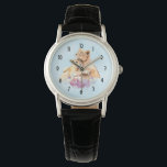 Montre Aquarelle mignonne Mère Lion & Cub<br><div class="desc">Une montre avec un joli tableau aquarelle d'un lion-mère tenant son bébé. Un joli bouquet fleuri violet en dessous ajoute une touche douce à cette image douce et adorable. Arrière - plan bleu clair.</div>