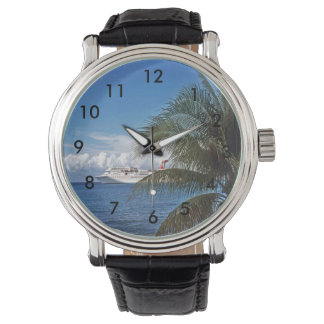 Montre Bateau de croisière carnavalesque amarré à Grand C