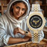 Montre Beekeeper Apiary Watch avec Gold Stylisé Honeybee<br><div class="desc">Vos clients sont assurés de vous aimer davantage lorsque vous portez cette douce petite abeille aux marchés,  conventions et foires scolaires. En fait,  c’est une bonne pratique et très utile pour vos clients s’ils savent qui vous êtes et d’où vous venez. Bonne apiculture !</div>