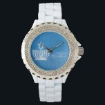 Montre Bénédiction de Menorah<br><div class="desc">Montre en émail blanc en pierre de rhinocéros pour femmes avec l’image d’une menorah bleu pâle et blanc surmontée d’une étoile de David sur le bleu grungy. Voir bouton carré correspondant, charme carré et porte - clé acrylique rectangulaire double face. Voir l'ensemble de la collection Hanoukka Watch sous la catégorie...</div>